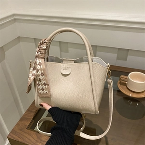 Sac Seau en PU à Motif Litchi à la Mode pour Femmes Style de Rue Minimaliste Sac à Main avec Décoration Foulard en Soie à Carreaux