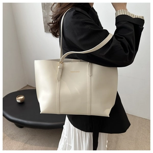 Détail du grand sac cabas crème avec texte Fashion & Bags et finitions de couture