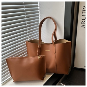 Détail du sac cabas en similicuir marron avec pochette zippée assortie et logo doré