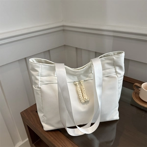 Grand sac cabas blanc minimaliste en toile avec décor de corde sur table bois