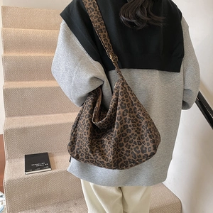 Retro leopard print canvas crossbody hobo bag with adjustable strap and large capacity