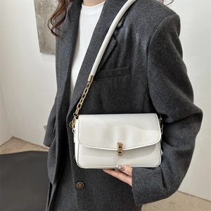 Sac sous le bras élégant en similicuir blanc avec boucle dorée et bandoulière