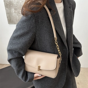 Sac sous le bras chic en cuir beige avec fermoir doré et bandoulière chaîne