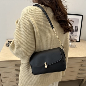 Sac bandoulière carré noir élégant en cuir avec boucle dorée et bandoulière chaîne
