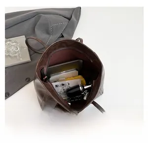 Vue intérieure du grand sac seau marron avec ordinateur montrant la grande capacité