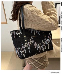 Grand sac cabas noir avec broderie vague colorée et rivets dorés sur les anses