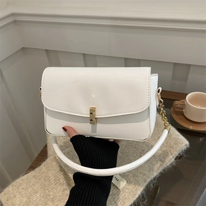 Minimalistische weiße Schultertasche aus PU-Leder mit Goldverschluss und Kettendetail