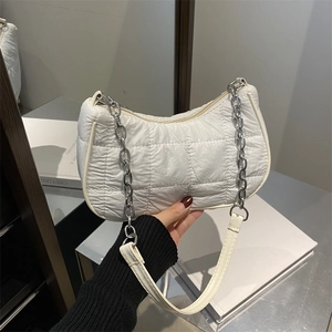 Borsa a tracolla trapuntata bianca con catena d'argento e forma a mezzaluna a sbuffo