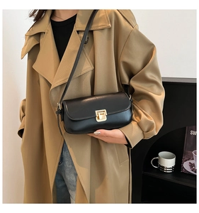 Détail du sac bandoulière en cuir noir mat avec fermoir en métal doré et bandoulière
