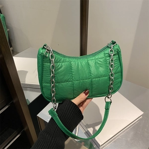 Borsa a tracolla trapuntata verde con catena argento e design quadrato alla moda