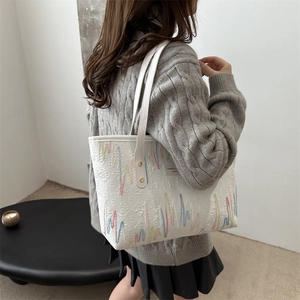 Sac fourre-tout blanc minimaliste avec broderie colorée et rivets métalliques pour femme