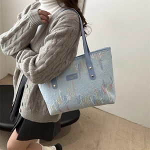Sac cabas bleu clair avec broderie arc-en-ciel et fines bretelles élégantes