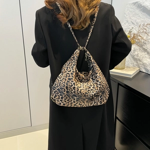 Grand sac fourre-tout en toile à motif léopard vu de dos pour un style automnal décontracté