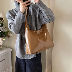Borsa tote marrone lucida, grande borsa a tracolla per il pendolarismo chic e l'uso quotidiano