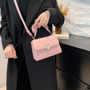 Bolso rosa elegante con costuras en V y cierre de corazón dorado para mujer primavera 2024