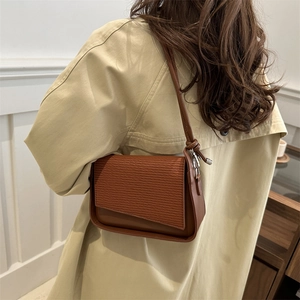 Borsa a tracolla marrone con patta testurizzata e design a contrasto per donna