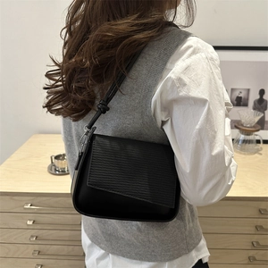 Borsa a tracolla nera stile francese con trame a contrasto e patta asimmetrica