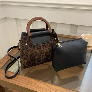 Set borsa a mano leopardata con manici marroni e pochette in pelle nera con zip