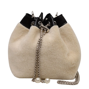 Sac seau en peluche crème avec bordure noire, chaîne métallique et cordon à perles d'hiver