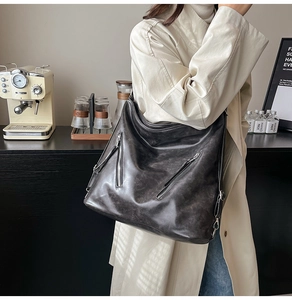 Détails du cabas vintage en similicuir gris foncé avec fermetures éclair et texture chic