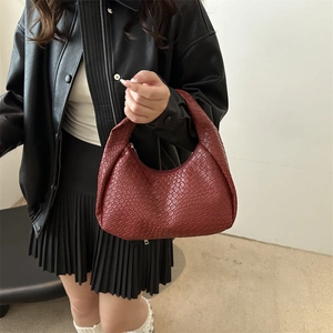 Borsa hobo intrecciata rosso scuro in finta pelle di alta qualità con design a mezzaluna