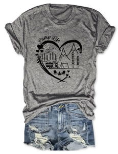 Λεπτομερής λήψη από γκρι Camp Life t-shirt με γραφικά και τζιν σορτς με σκισίματα