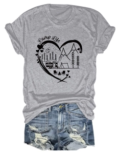T-shirt Camp Life με γραφικό καρδιάς και φθαρμένο τζιν σορτς σε επίπεδη διάταξη