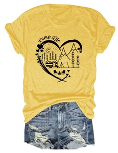 Λεπτομέρεια κίτρινου Camp Life t-shirt με στάμπα καρδιά και βουνό και τζιν σορτς