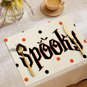 Halloween-Tischset aus Leinen mit Spooky-Schriftzug, kleinen Fledermäusen und Punkten