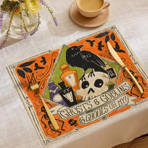 Detailansicht Halloween-Tischset aus Leinen mit Krähen, Totenköpfen und Grusel-Motiven
