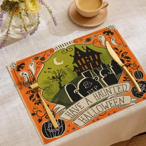 Detailansicht des Halloween Tischsets aus Leinen mit Spukhaus-Design auf dem Esstisch