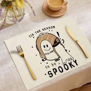 Detailaufnahme des Halloween-Platzsets aus Leinen mit Geisterprint und Webstruktur