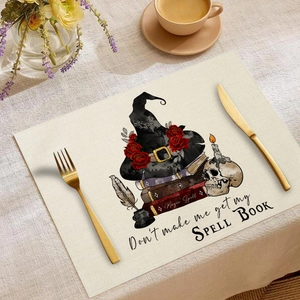Detail eines Halloween-Tischsets aus Leinen mit Hexenhut, Totenkopf und Zauberbuch-Design