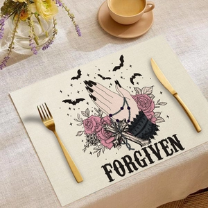 Detail eines gotischen Tischsets aus Leinen mit Rosen und betenden Händen für Halloween