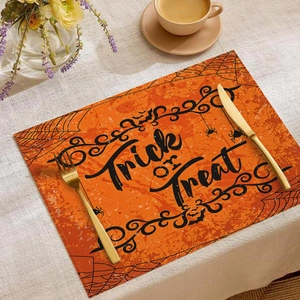 Nahaufnahme von Halloween-Tischset aus Leinen mit orangefarbenem Trick or Treat Design