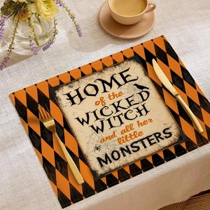 Nahaufnahme eines Halloween-Tischsets aus Leinen mit Wicked Witch Motiv und Raben-Grafik