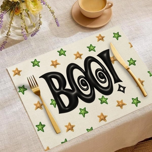 Detail der Halloween-Leinentischmatte mit Boo-Schriftzug und bunten Sternenmustern