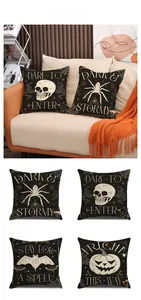 Détail de quatre housses de coussin d'Halloween en lin avec motifs squelette et citrouille
