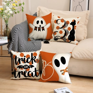 Halloween Kissenbezüge mit Gespenstern und schwarzen Katzen auf einem Sofa