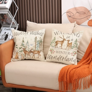 Weihnachts-Kissenbezüge mit Rentier-Motiv und Winter Wonderland Design auf Sofa