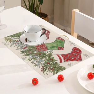 Vue détaillée du set de table de Noël en lin avec motifs chaussettes et baies rouges