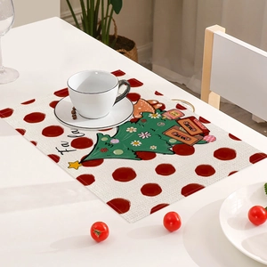 Détail d'un set de table de Noël en lin avec motif sapin vert et texte Fa la la