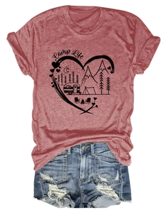 Λεπτομέρεια από κόκκινο Camp Life T-shirt και φθαρμένο μπλε τζιν σορτς με σκισίματα