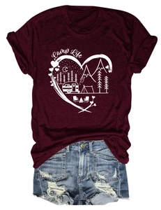 Λεπτομέρεια μπορντό T-shirt Camp Life με καρδιά και φθαρμένο σορτς τζίν