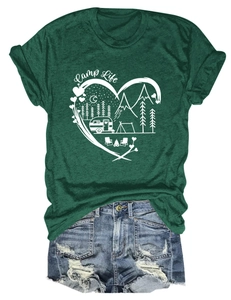Λεπτομέρεια από σκούρο πράσινο T-shirt με σχέδιο καρδιά Camp Life και μπλε τζιν σορτσάκι