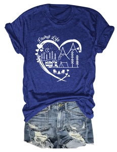 Λεπτομέρεια από μπλε Camp Life T-shirt με vintage σκισμένο τζιν σορτσάκι