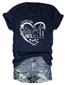Λεπτομέρεια σχεδίου Camp Life σε σκούρο μπλε t-shirt και τζιν σορτς με σκισίματα