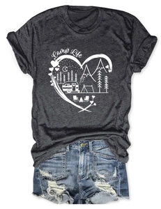 Λεπτομερής λήψη γκρι Camp Life t-shirt με σχέδιο βουνού καρδιάς και τζιν σορτς σε επίπεδο