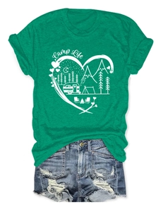 Λεπτομέρεια από πράσινο Camp Life T-shirt και φθαρμένο τζιν σορτς σε λευκό φόντο