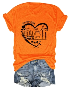 Λεπτομέρεια πορτοκαλί Camp Life T-shirt με γραφικά βουνού και τζιν σορτς με σκισίματα